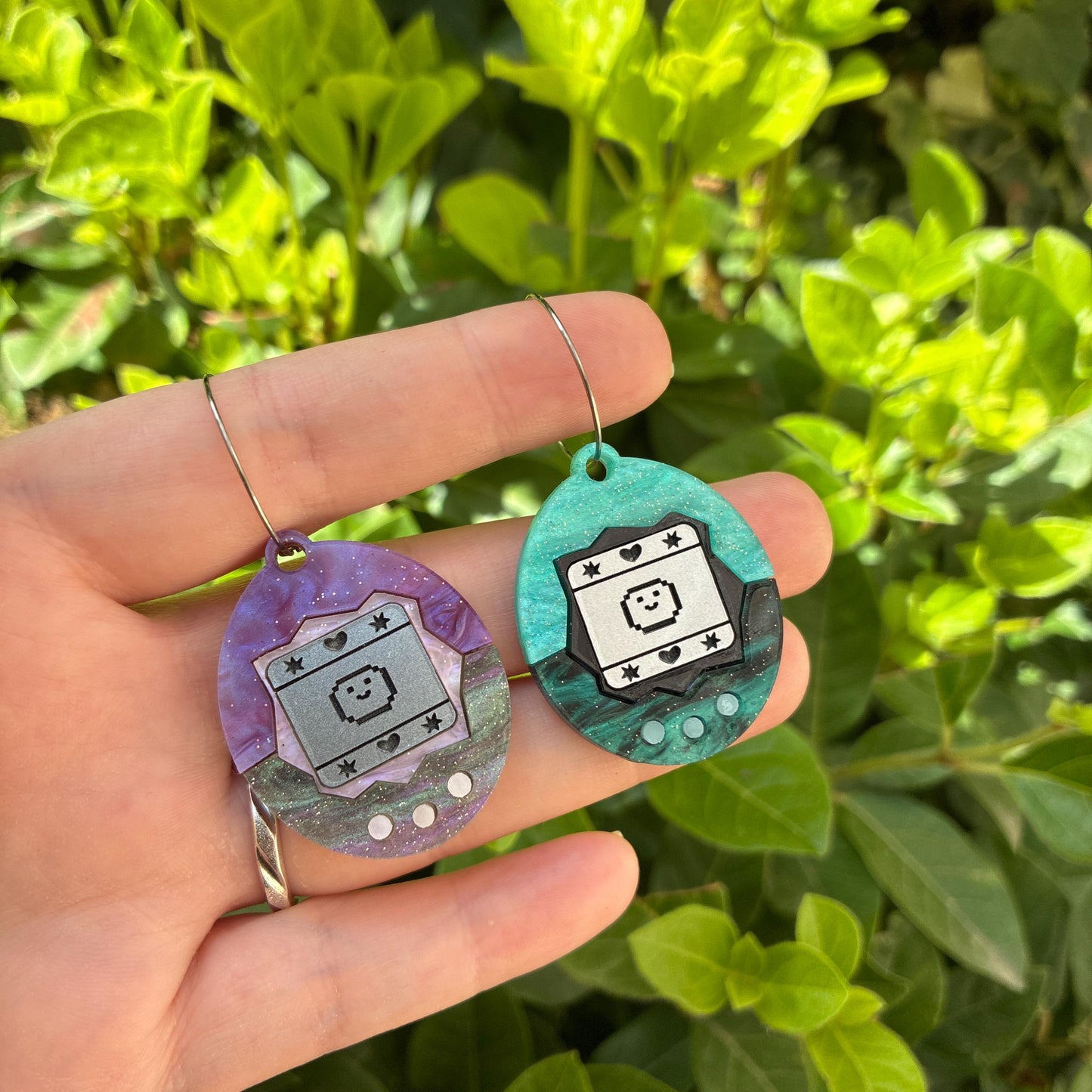 Pendientes fanart de Tamagotchi. Diseñados, cortados, montados y pintados a mano en metacrilato. Muy ligeros.