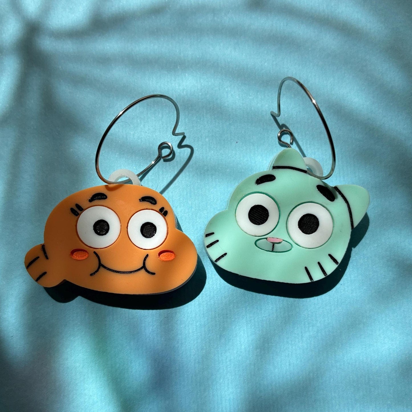 Pendientes fanart de Gumball, hechos a mano y ligeros. Ideal para fans y colecciones cartoon