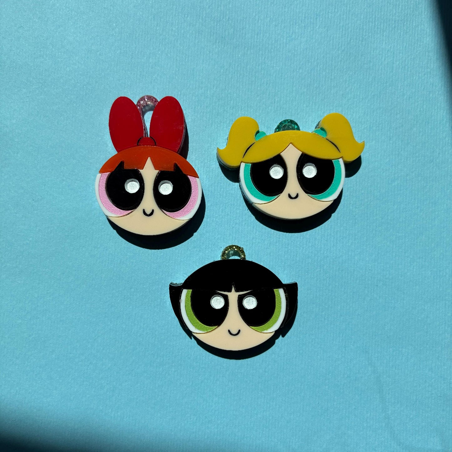 Pendientes fanart de Las Supernenas, hechos a mano y ligeros. Ideal para fans de The Powerpuff Girls. Montados y pintados a mano.
