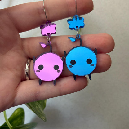Pendientes acrílicos inspirados en Junimo. Hechos a mano en varios colores. Joyería gamer