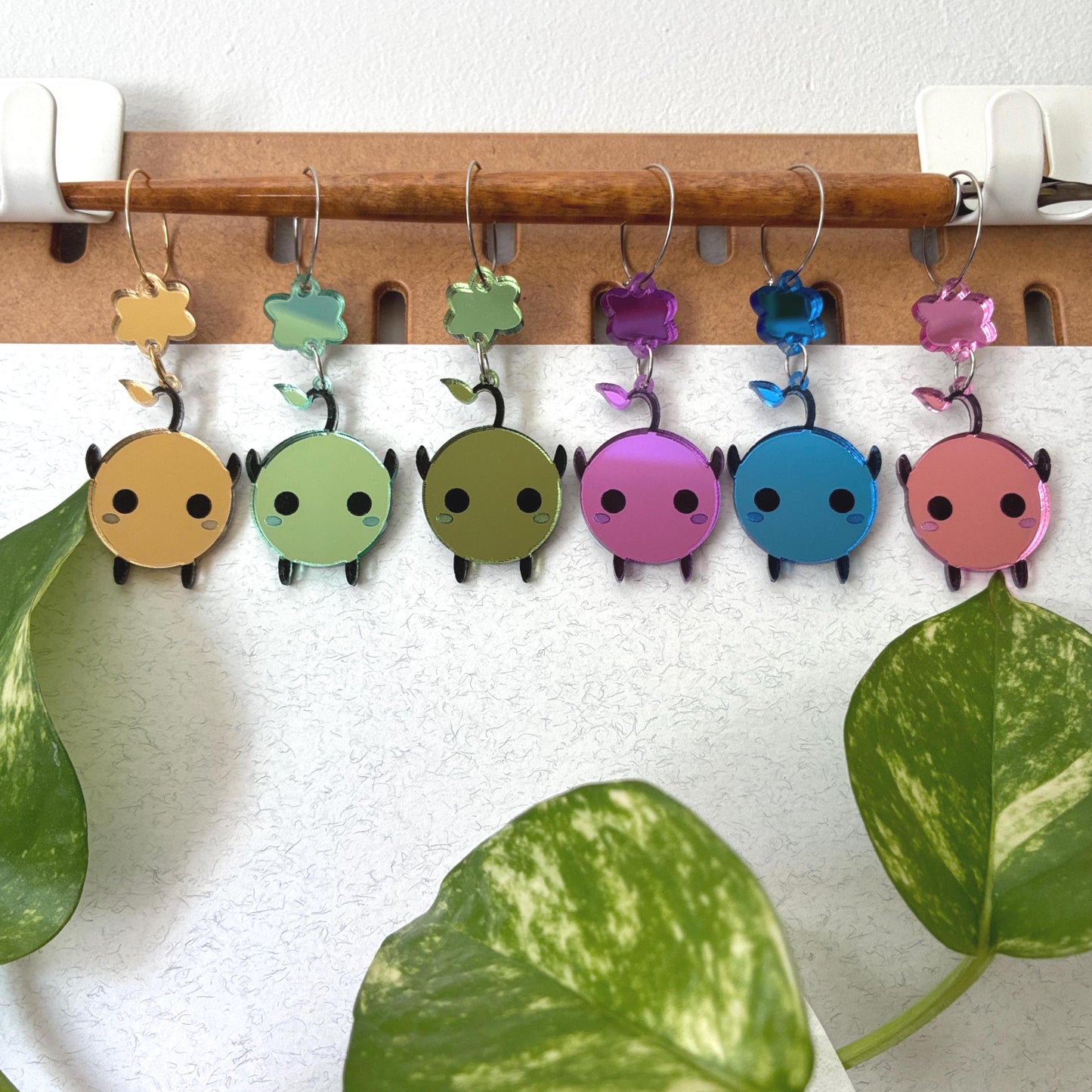 Pendientes acrílicos inspirados en Junimo. Hechos a mano en varios colores. Joyería gamer