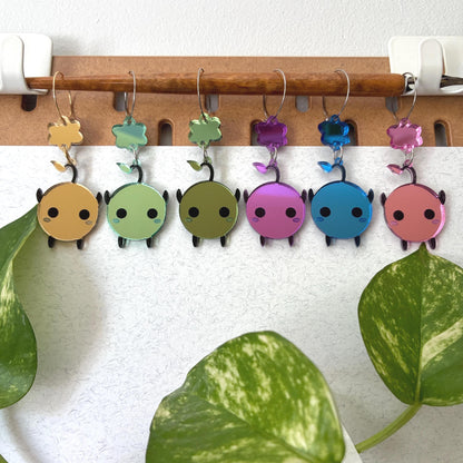Pendientes acrílicos inspirados en Junimo. Hechos a mano en varios colores. Joyería gamer