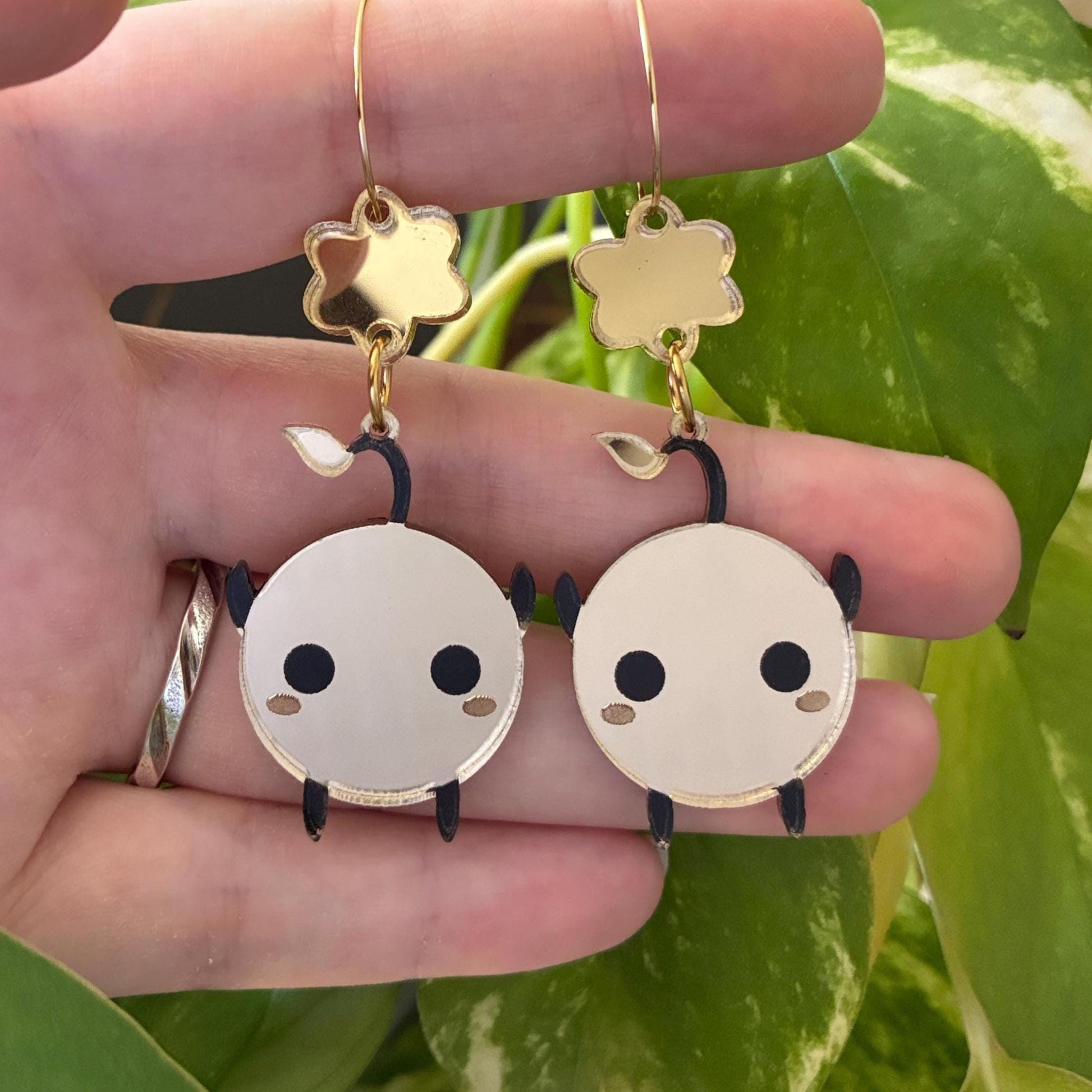 Pendientes acrílicos inspirados en Junimo. Hechos a mano en varios colores. Joyería gamer