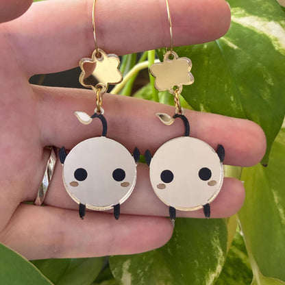 Pendientes acrílicos inspirados en Junimo. Hechos a mano en varios colores. Joyería gamer