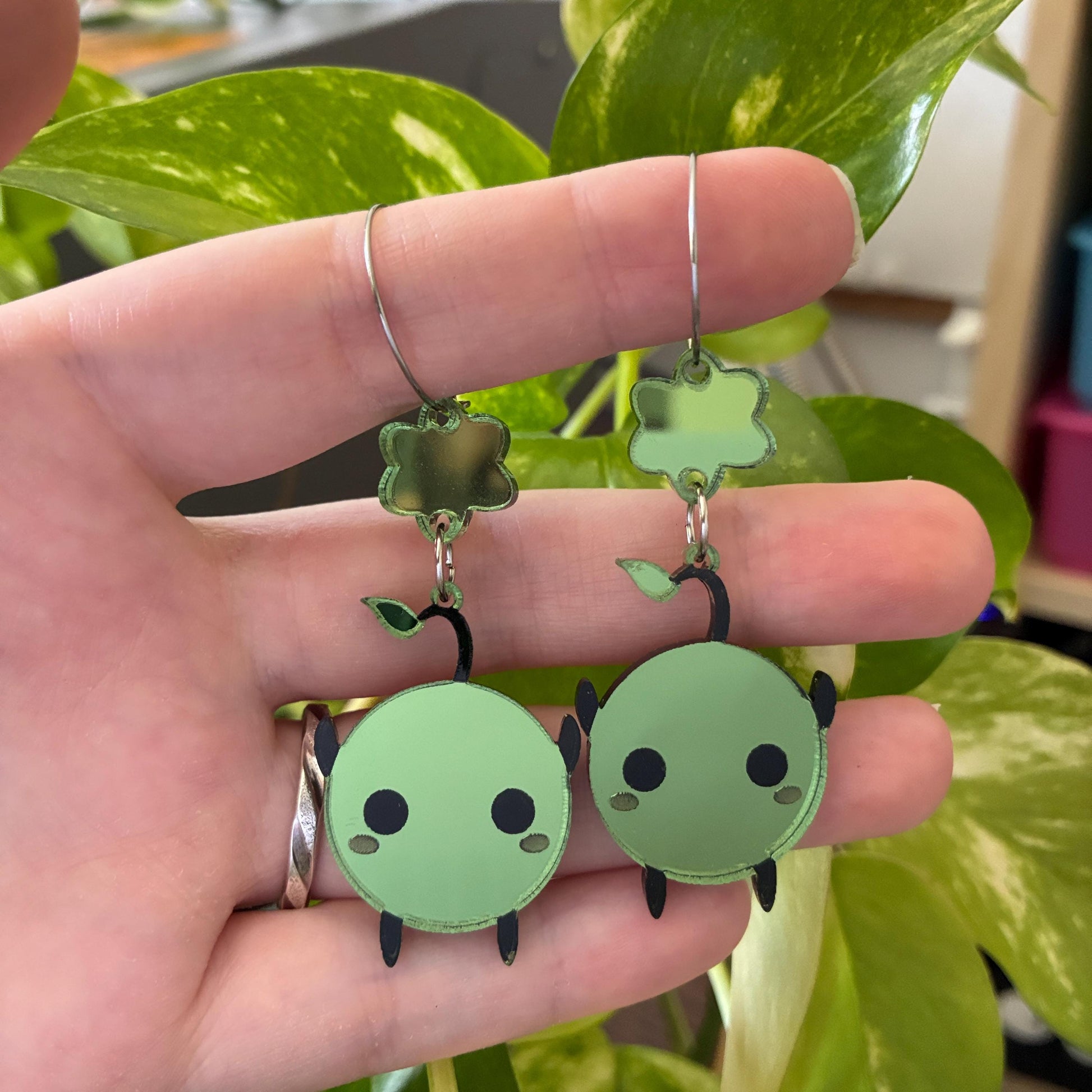 Pendientes acrílicos inspirados en Junimo. Hechos a mano en varios colores. Joyería gamer