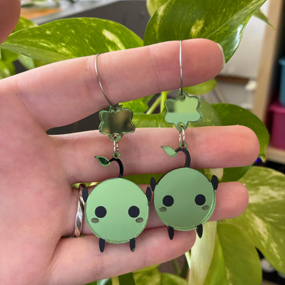Pendientes acrílicos inspirados en Junimo. Hechos a mano en varios colores. Joyería gamer