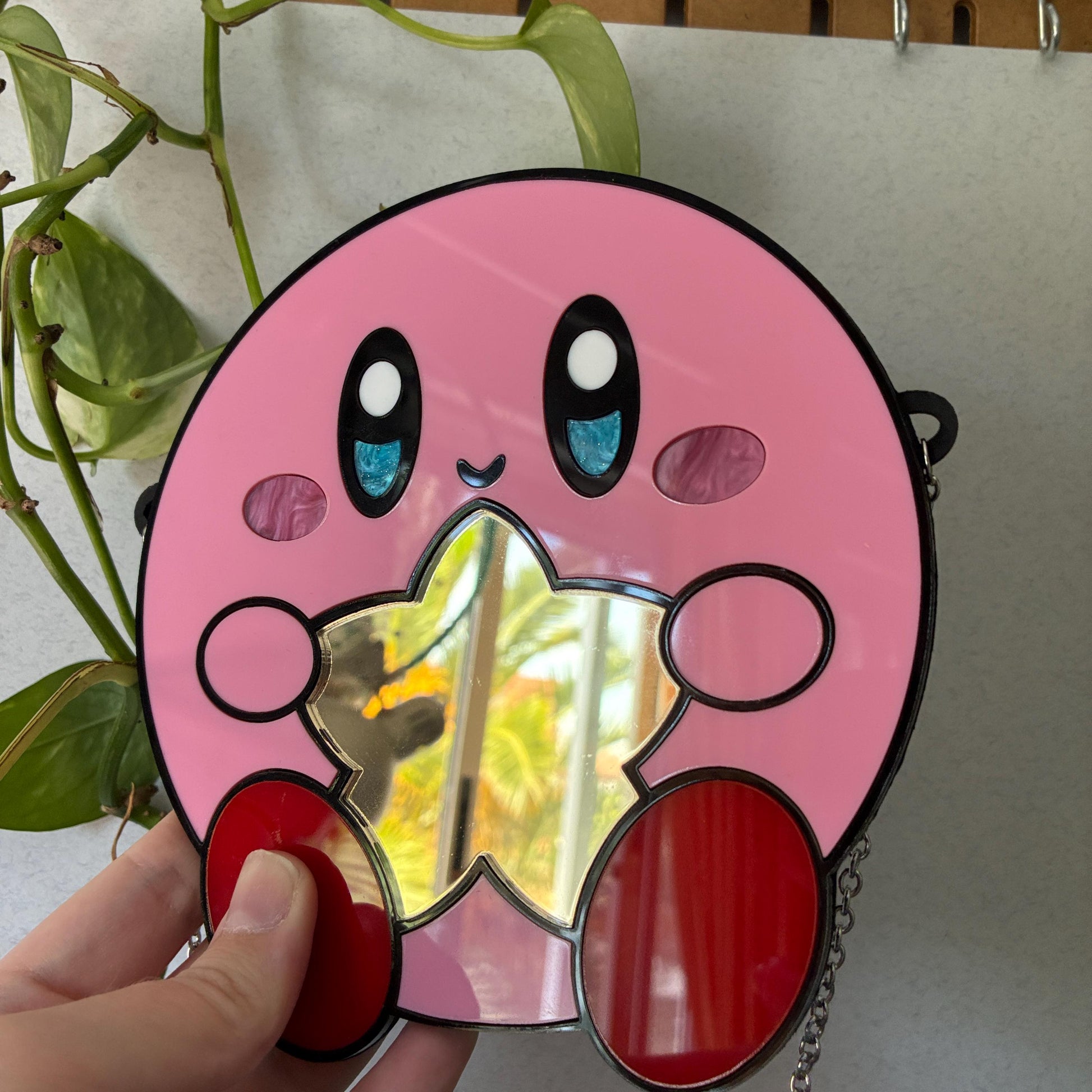 Colgante de pared con espejo inspirado en Kirby. Hecho a mano.