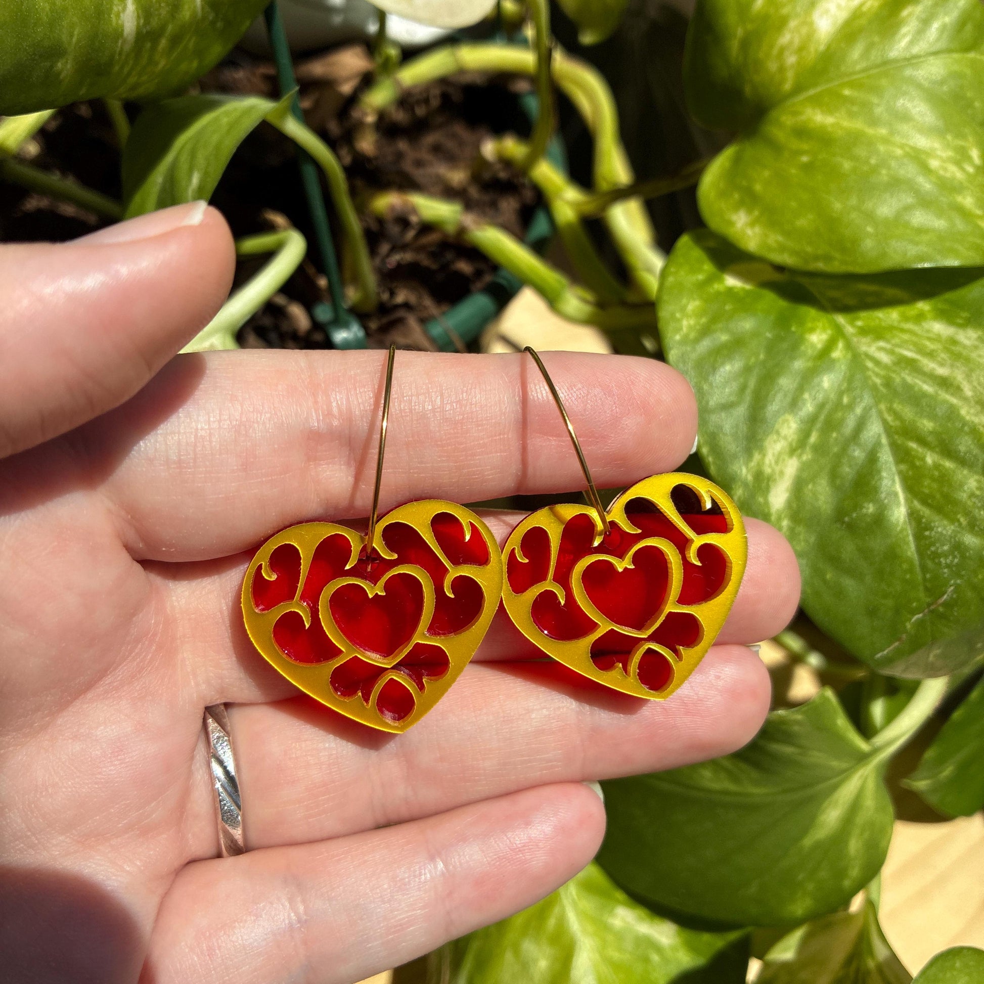 Pendientes con forma de corazón inspirados en Zelda. Hechos a mano y muy ligeros.
