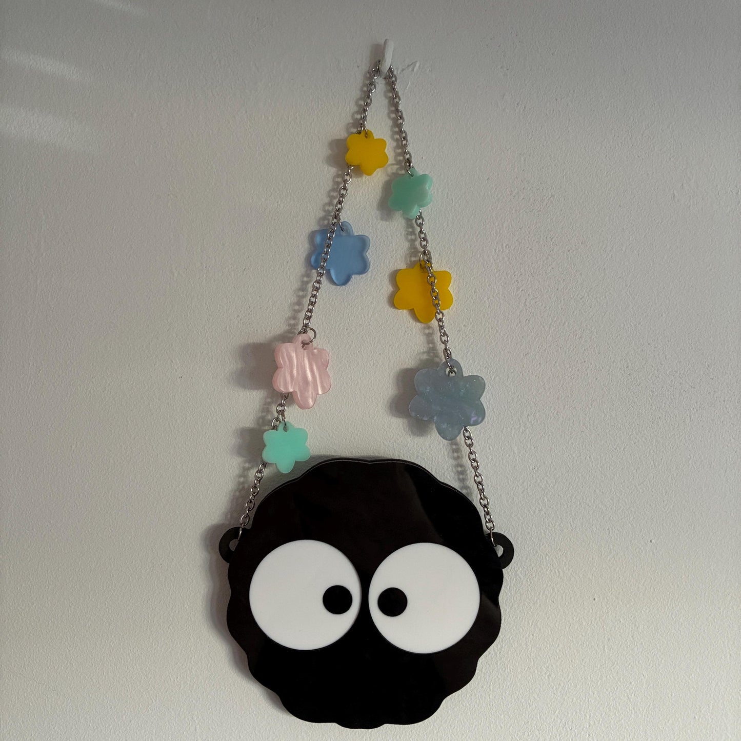 Colgante de pared con forma de bola de hollín inspirado en Susuwatari hecho a mano