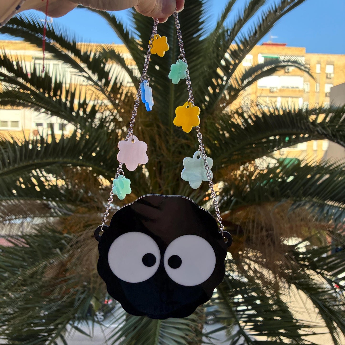 Colgante de pared con forma de bola de hollín inspirado en Susuwatari hecho a mano