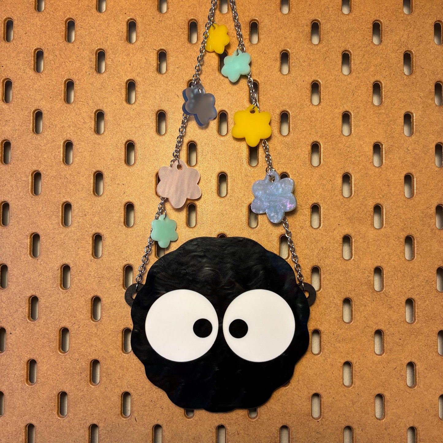 Colgante de pared con forma de bola de hollín inspirado en Susuwatari hecho a mano