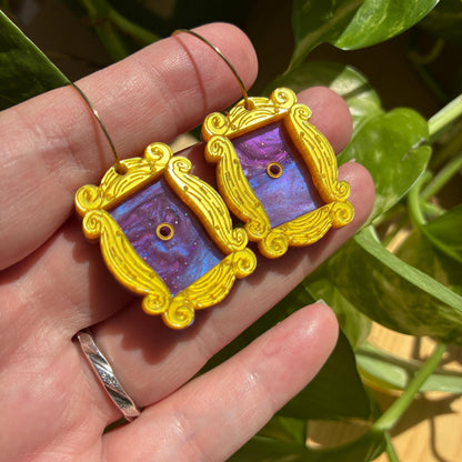 Pendientes fanart de Puerta inspirados en Friends, hechos a mano y ligeros. Ideal para fans de Friends