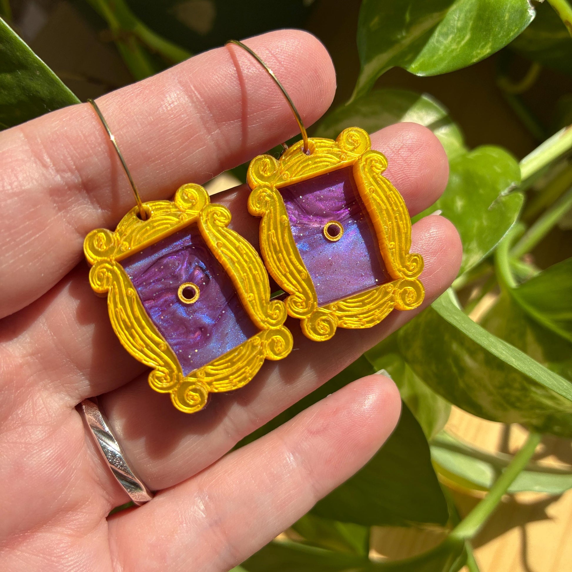 Pendientes fanart de Puerta inspirados en Friends, hechos a mano y ligeros. Ideal para fans de Friends