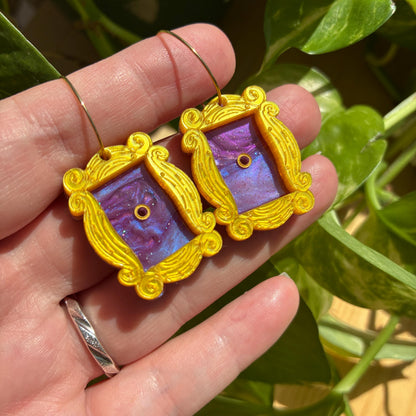 Pendientes fanart de Puerta inspirados en Friends, hechos a mano y ligeros. Ideal para fans de Friends