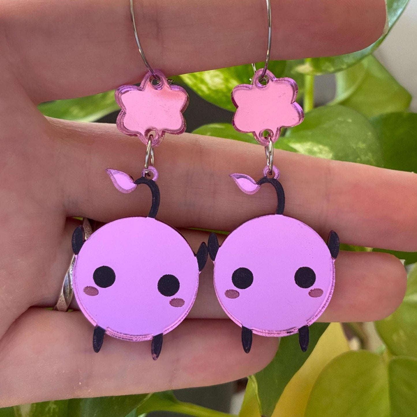 Pendientes acrílicos inspirados en Junimo. Hechos a mano en varios colores. Joyería gamer