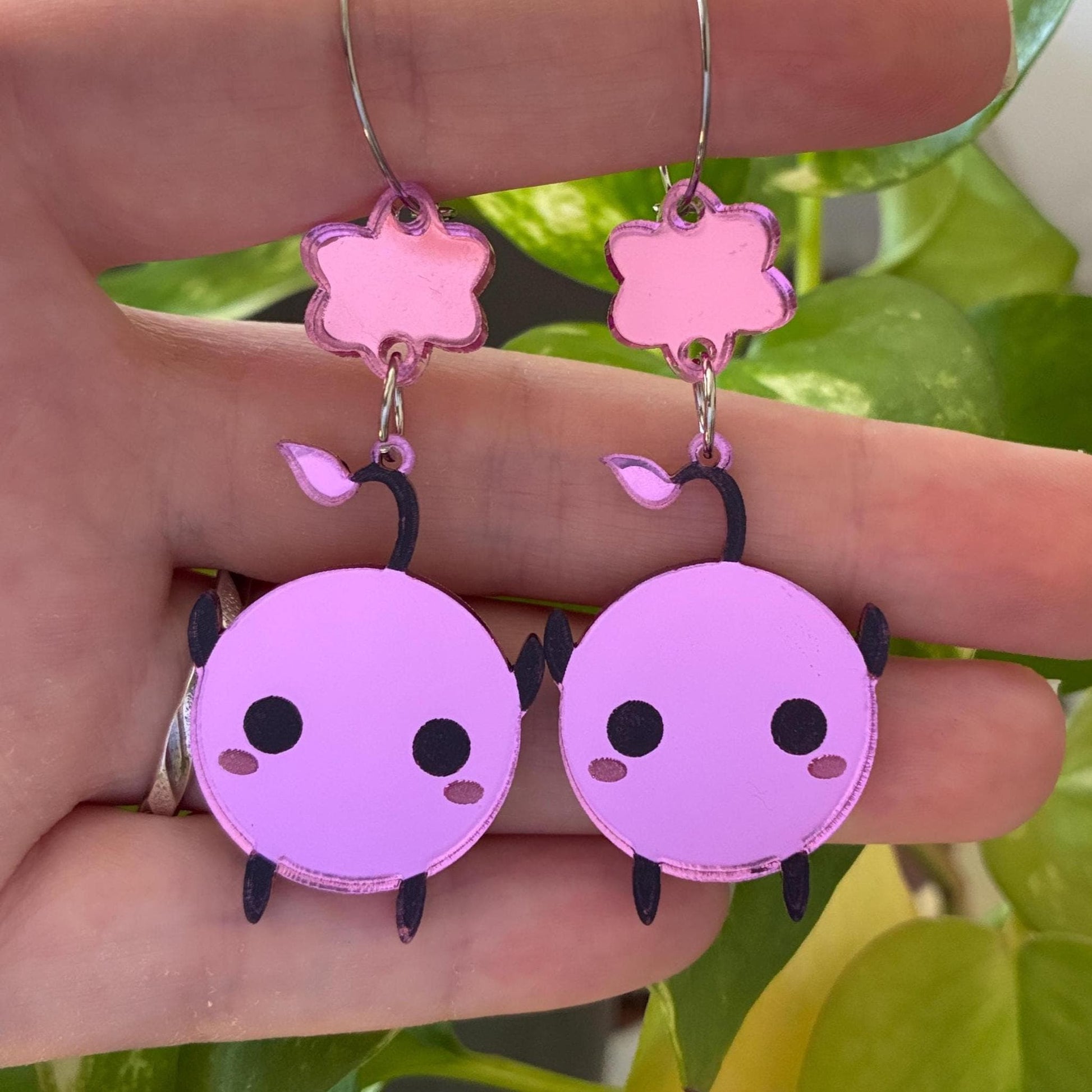Pendientes acrílicos inspirados en Junimo. Hechos a mano en varios colores. Joyería gamer