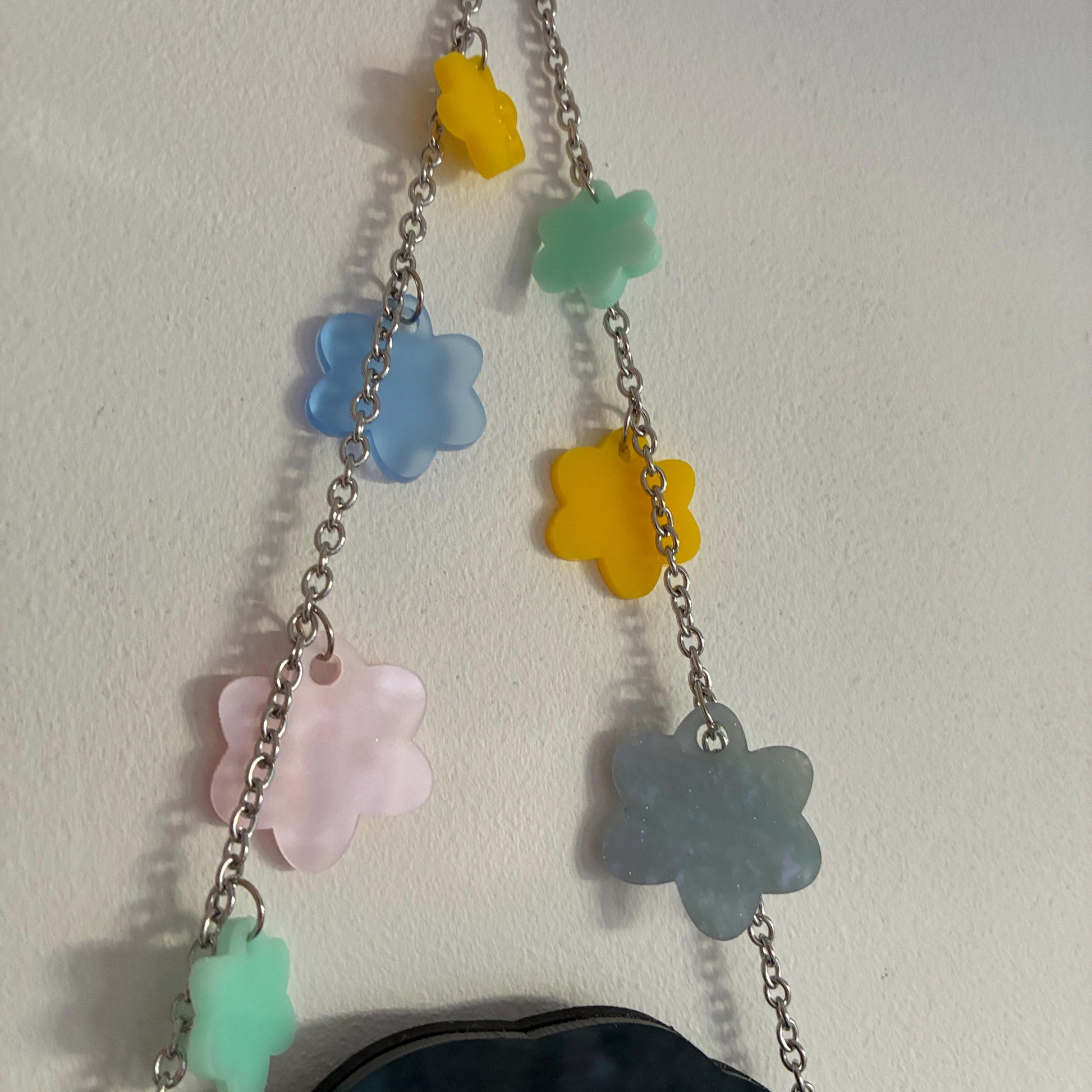 Colgante de pared con forma de bola de hollín inspirado en Susuwatari hecho a mano