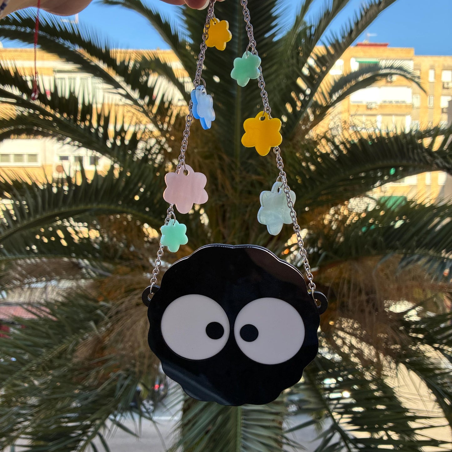 Colgante de pared con forma de bola de hollín inspirado en Susuwatari hecho a mano