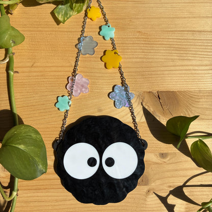 Colgante de pared con forma de bola de hollín inspirado en Susuwatari hecho a mano