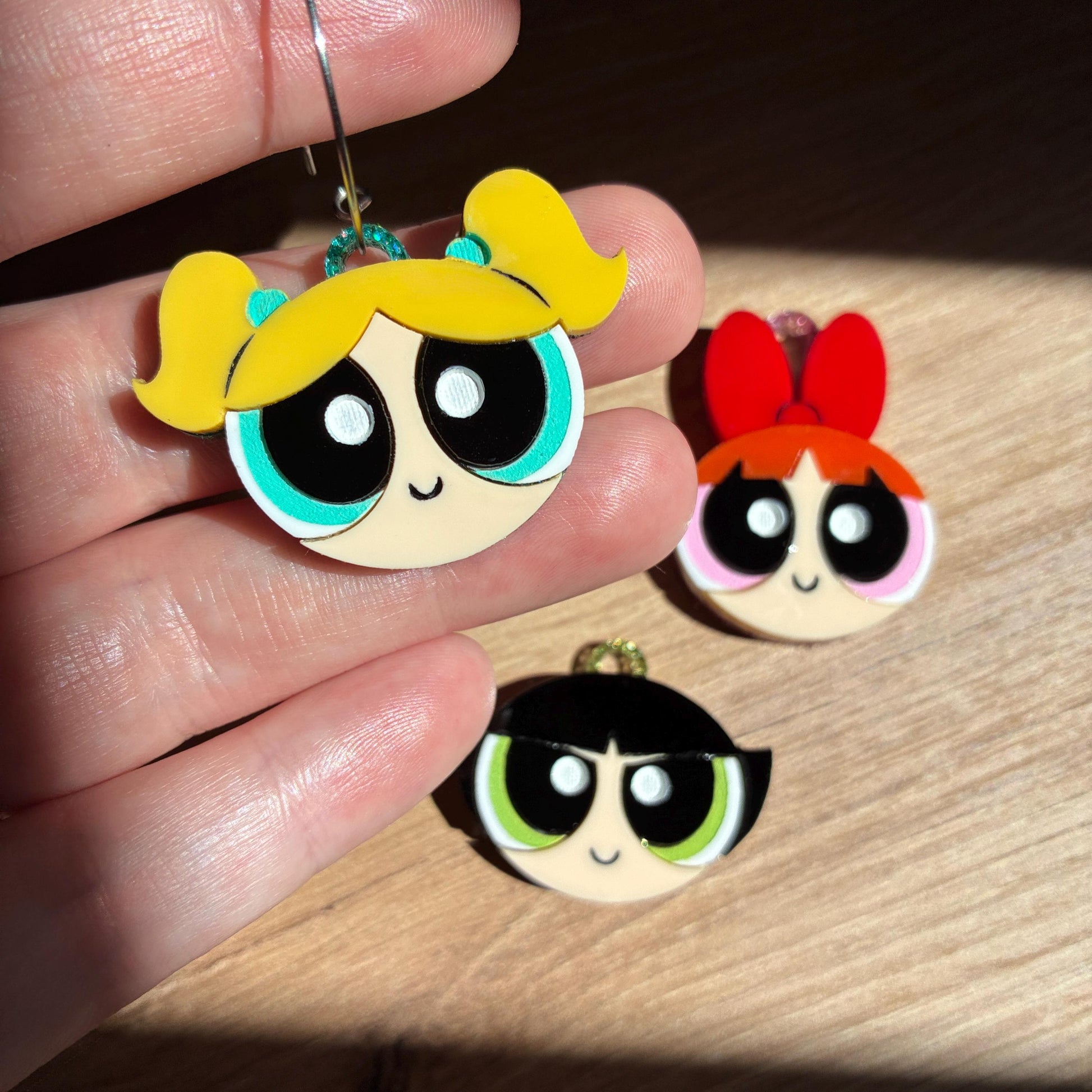 Pendientes fanart de Las Supernenas, hechos a mano y ligeros. Ideal para fans de The Powerpuff Girls. Montados y pintados a mano.