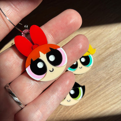 Pendientes fanart de Las Supernenas, hechos a mano y ligeros. Ideal para fans de The Powerpuff Girls. Montados y pintados a mano.