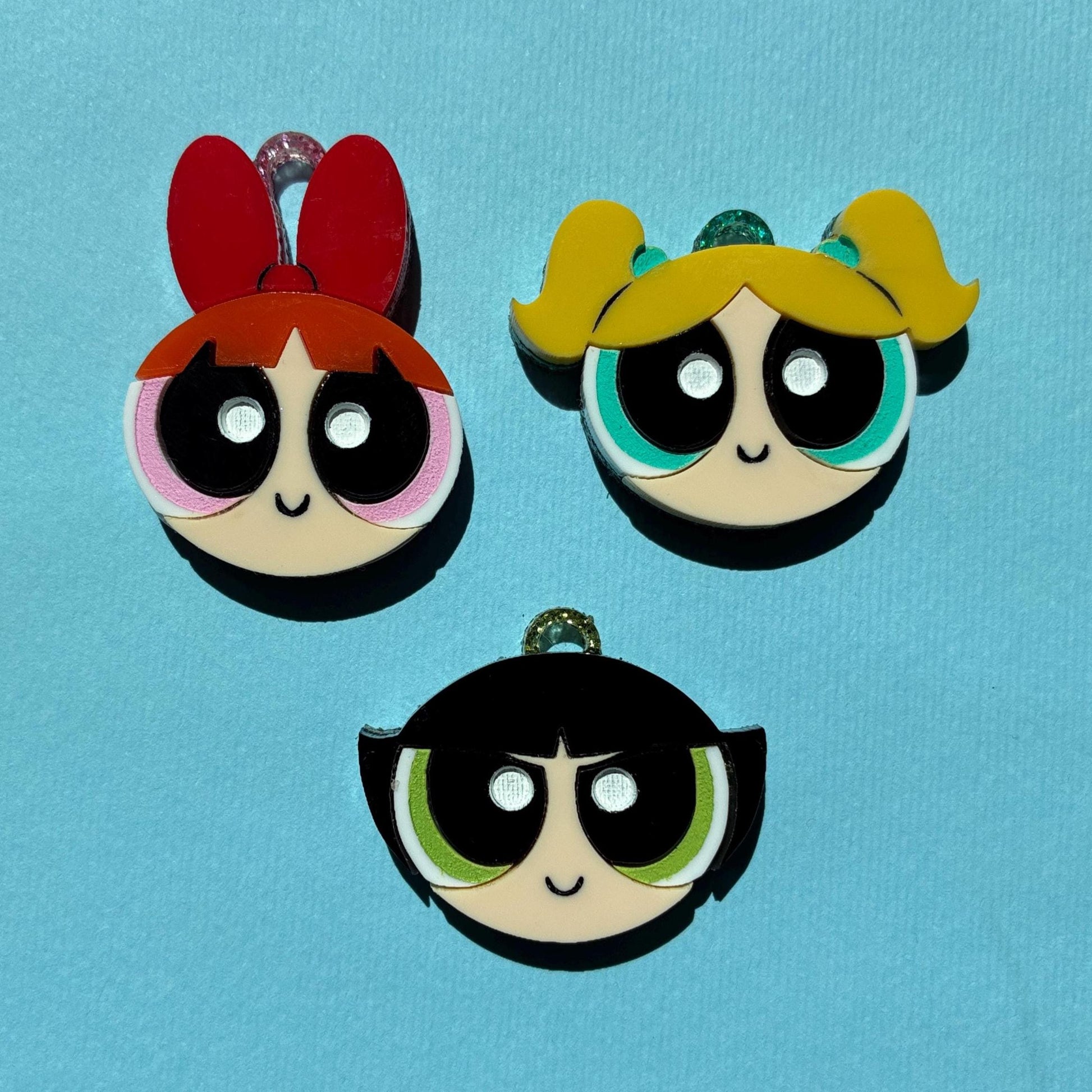Pendientes fanart de Las Supernenas, hechos a mano y ligeros. Ideal para fans de The Powerpuff Girls. Montados y pintados a mano.