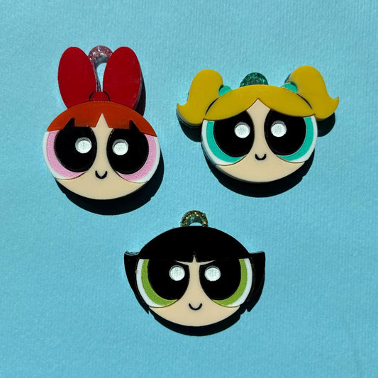 Pendientes fanart de Las Supernenas, hechos a mano y ligeros. Ideal para fans de The Powerpuff Girls. Montados y pintados a mano.