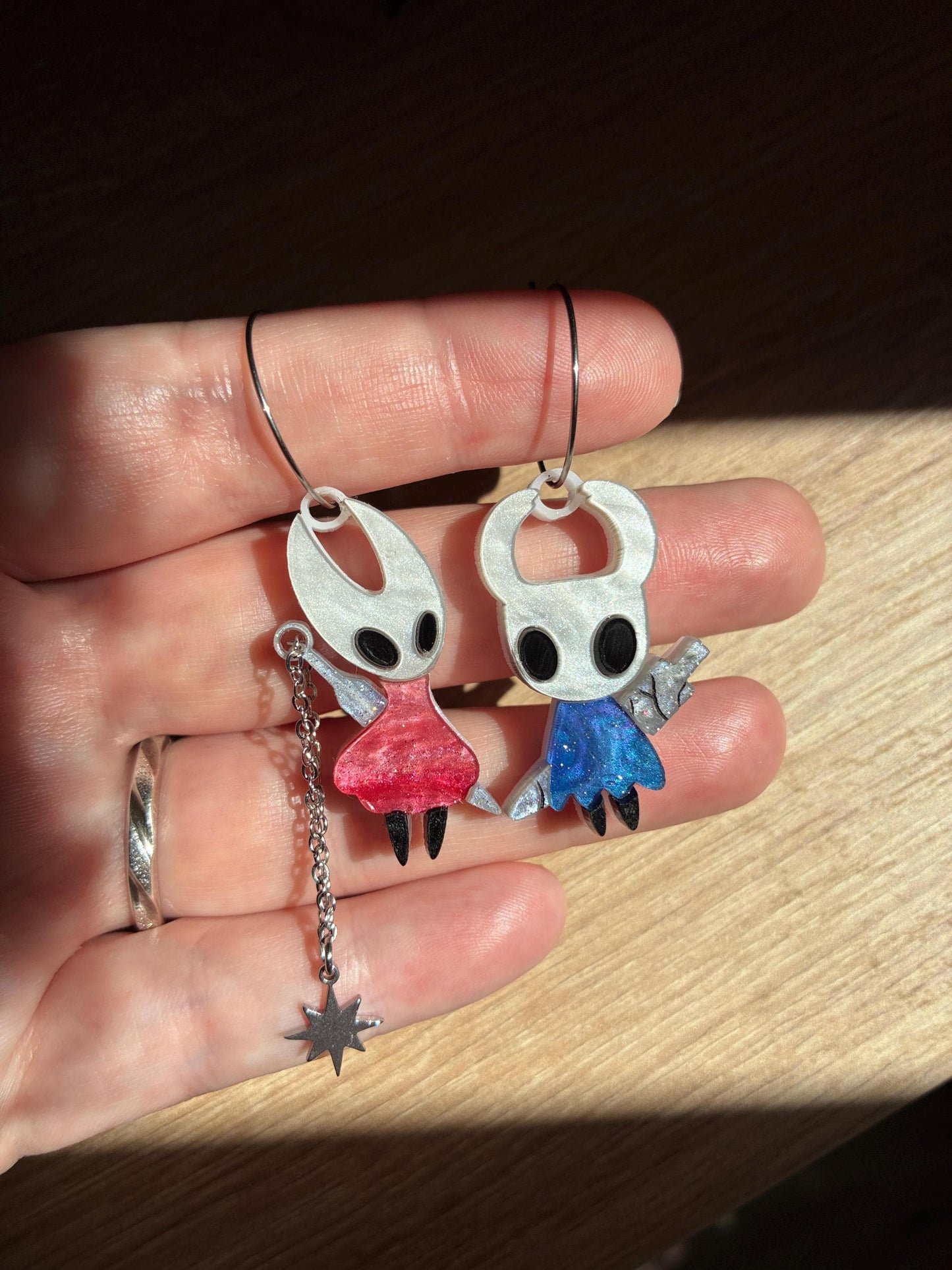 Pendientes fanart de Hollow y Hornet, montados y pintados a mano. Muy ligeros. Ideal para fans de Hollow Knight