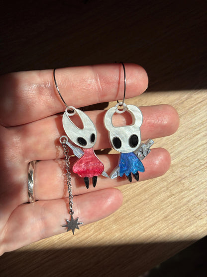 Pendientes fanart de Hollow y Hornet, montados y pintados a mano. Muy ligeros. Ideal para fans de Hollow Knight