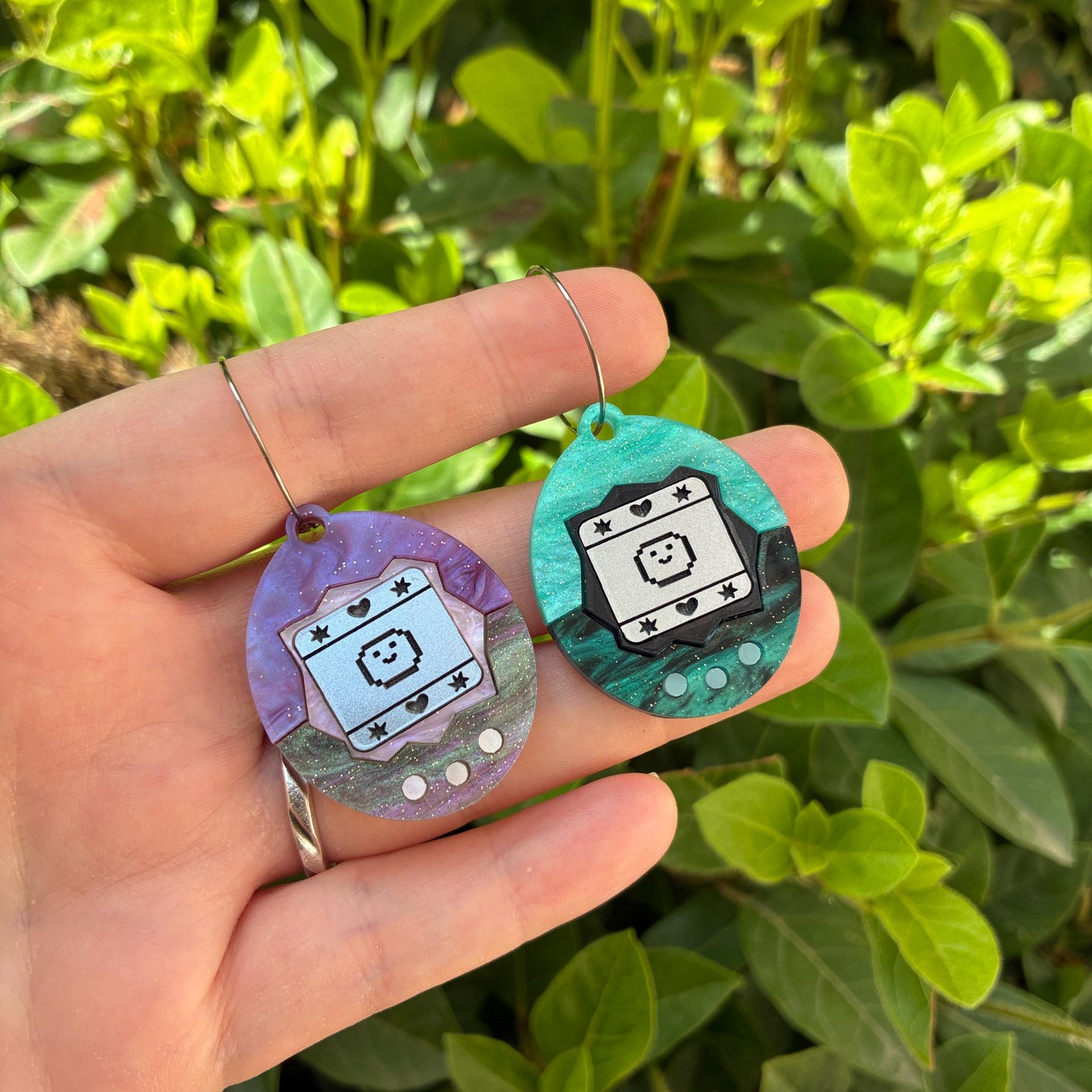 Pendientes fanart de Tamagotchi. Diseñados, cortados, montados y pintados a mano en metacrilato. Muy ligeros.