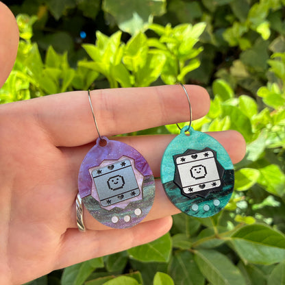 Pendientes fanart de Tamagotchi. Diseñados, cortados, montados y pintados a mano en metacrilato. Muy ligeros.