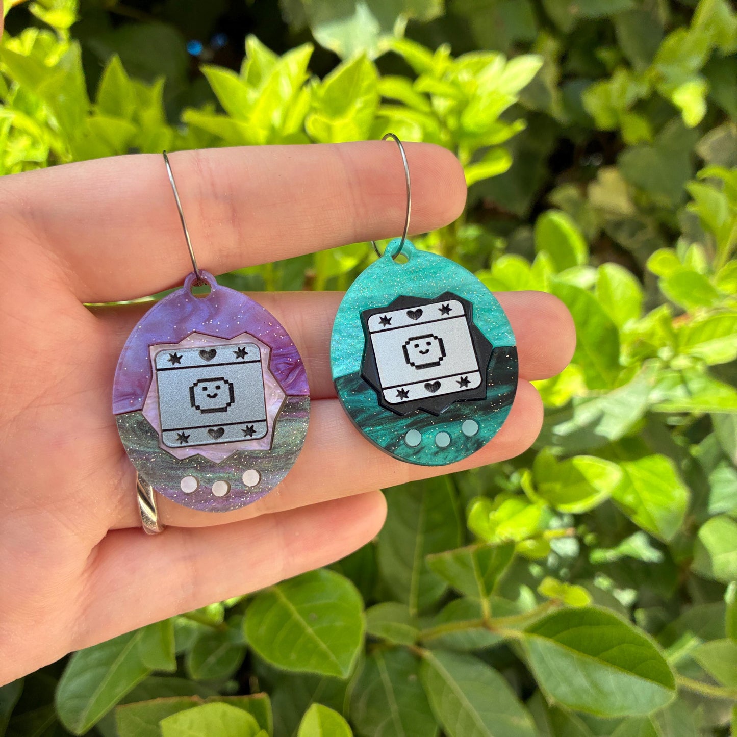 Pendientes fanart de Tamagotchi. Diseñados, cortados, montados y pintados a mano en metacrilato. Muy ligeros.