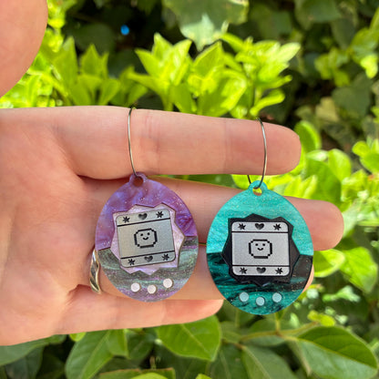 Pendientes fanart de Tamagotchi. Diseñados, cortados, montados y pintados a mano en metacrilato. Muy ligeros.