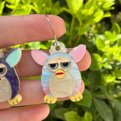 Pendientes fanart de Furby. Diseñados, cortados, montados y pintados a mano en metacrilato. Muy ligeros.