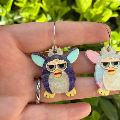 Pendientes fanart de Furby. Diseñados, cortados, montados y pintados a mano en metacrilato. Muy ligeros.