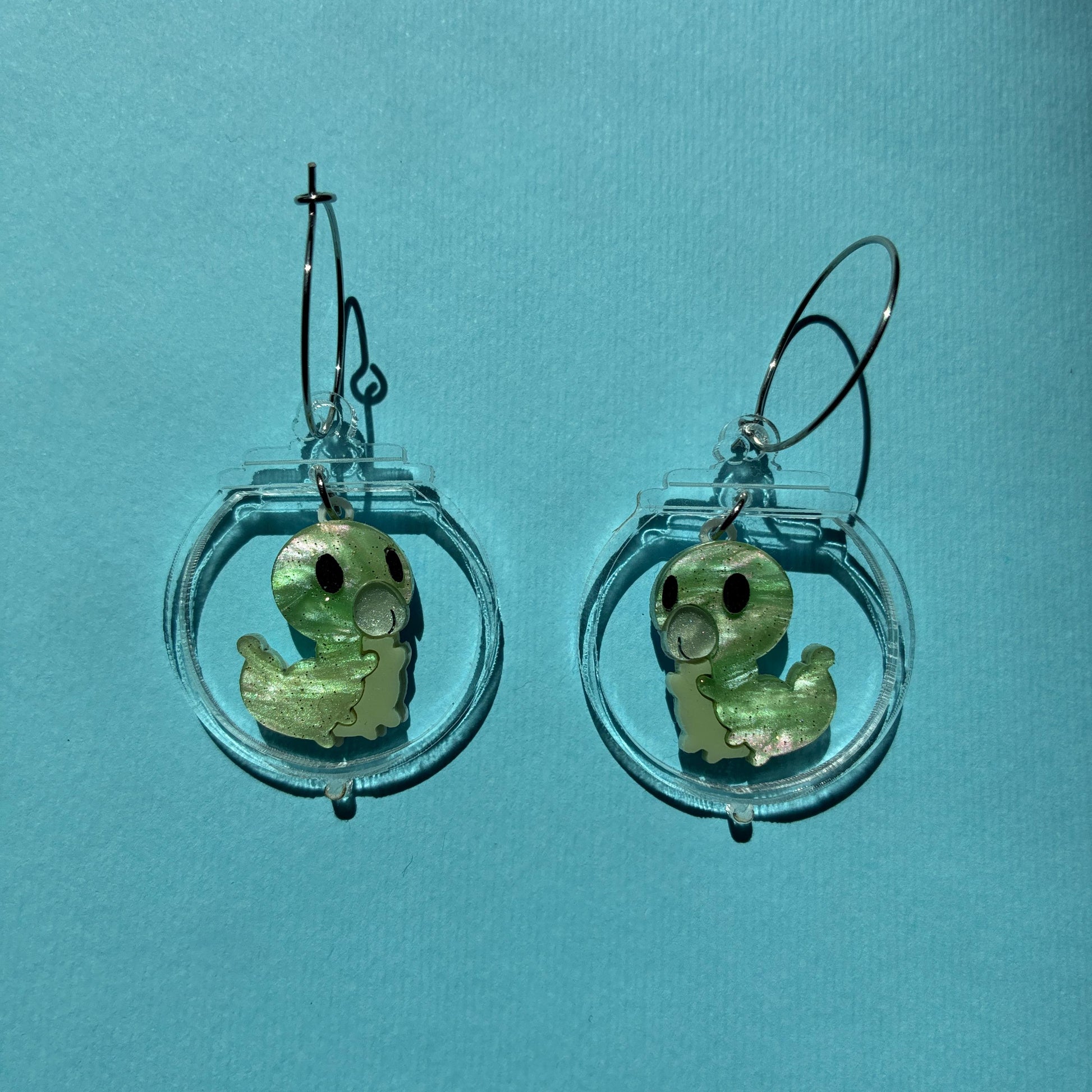Pendientes fanart de Larva, montados y pintados a mano. Muy ligeros. Ideal para fans de Hollow Knight y cazadores de Grubs