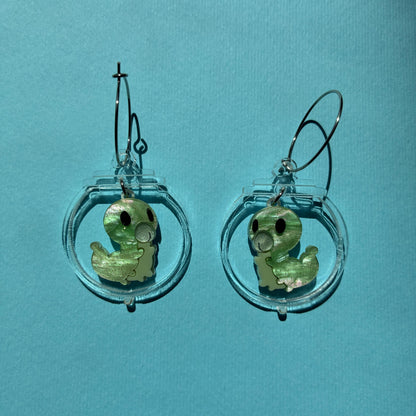Pendientes fanart de Larva, montados y pintados a mano. Muy ligeros. Ideal para fans de Hollow Knight y cazadores de Grubs