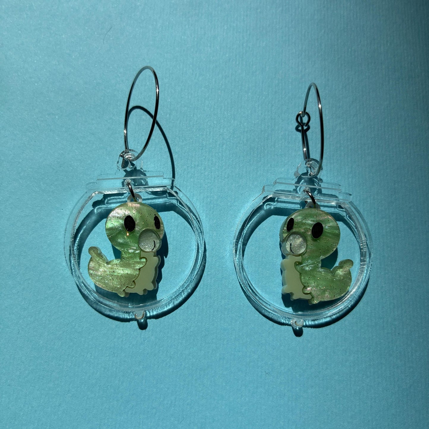 Pendientes fanart de Larva, montados y pintados a mano. Muy ligeros. Ideal para fans de Hollow Knight y cazadores de Grubs