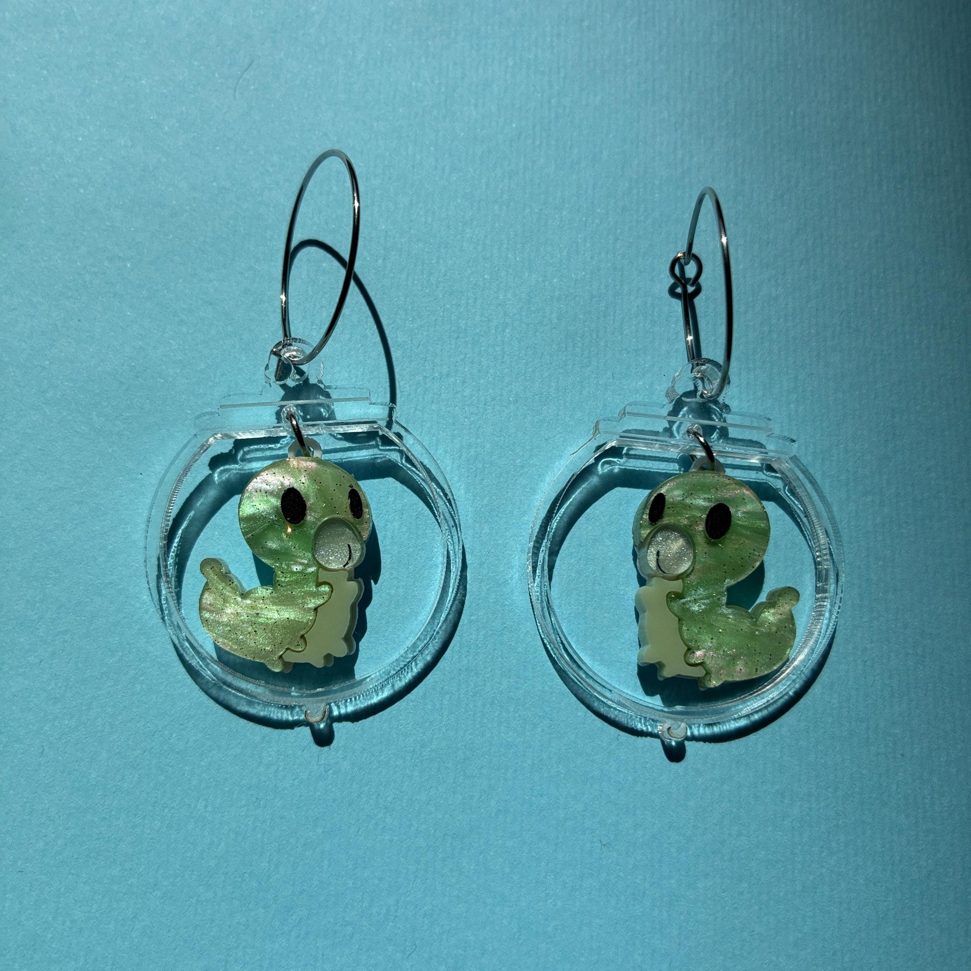 Pendientes fanart de Larva, montados y pintados a mano. Muy ligeros. Ideal para fans de Hollow Knight y cazadores de Grubs