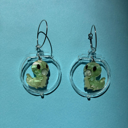 Pendientes fanart de Larva, montados y pintados a mano. Muy ligeros. Ideal para fans de Hollow Knight y cazadores de Grubs
