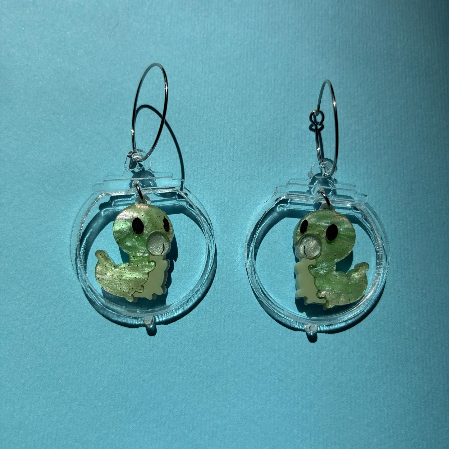 Pendientes fanart de Larva, montados y pintados a mano. Muy ligeros. Ideal para fans de Hollow Knight y cazadores de Grubs
