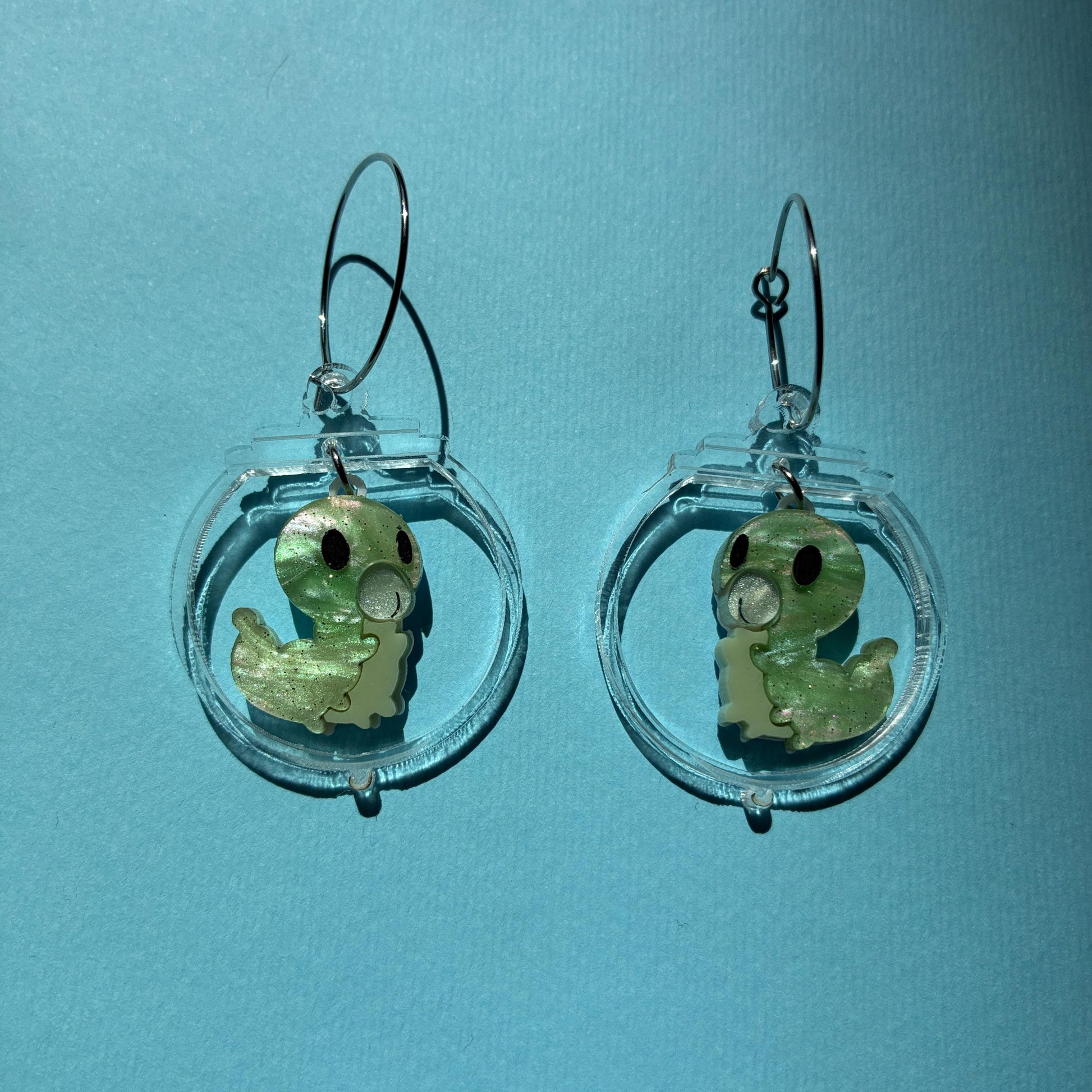 Pendientes fanart de Larva, montados y pintados a mano. Muy ligeros. Ideal para fans de Hollow Knight y cazadores de Grubs