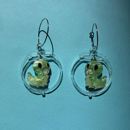 Pendientes fanart de Larva, montados y pintados a mano. Muy ligeros. Ideal para fans de Hollow Knight y cazadores de Grubs