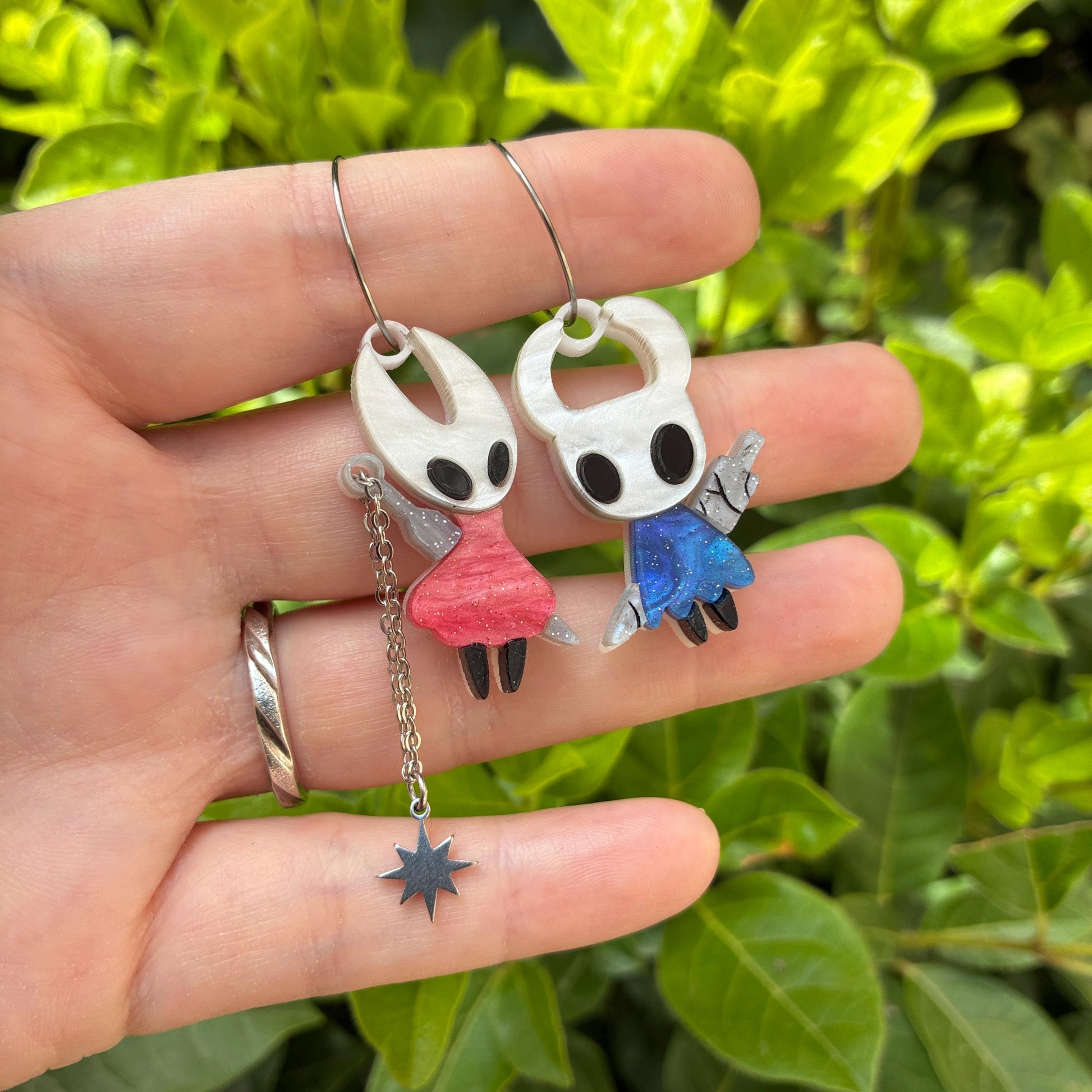 Pendientes fanart de Hollow y Hornet, montados y pintados a mano. Muy ligeros. Ideal para fans de Hollow Knight