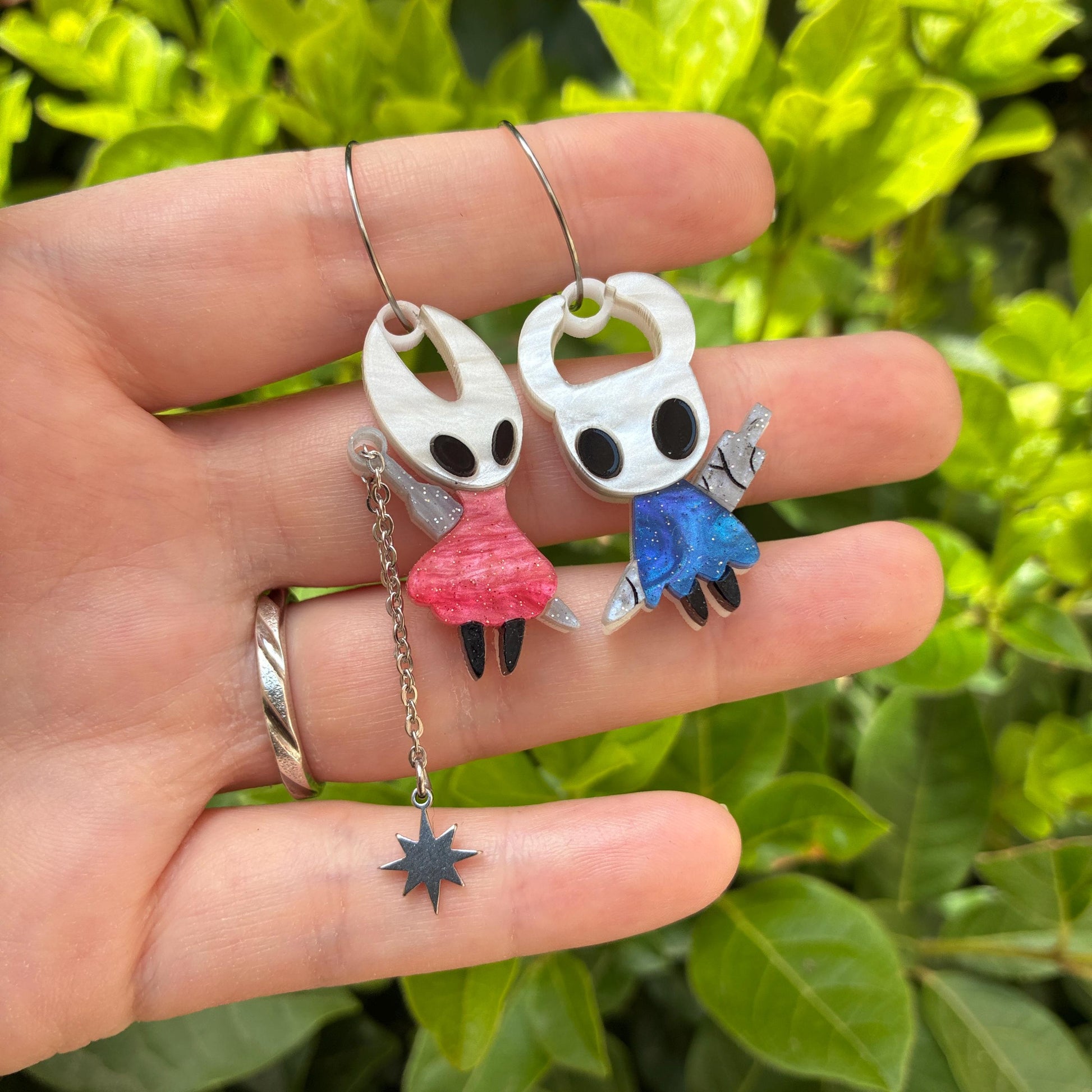 Pendientes fanart de Hollow y Hornet, montados y pintados a mano. Muy ligeros. Ideal para fans de Hollow Knight