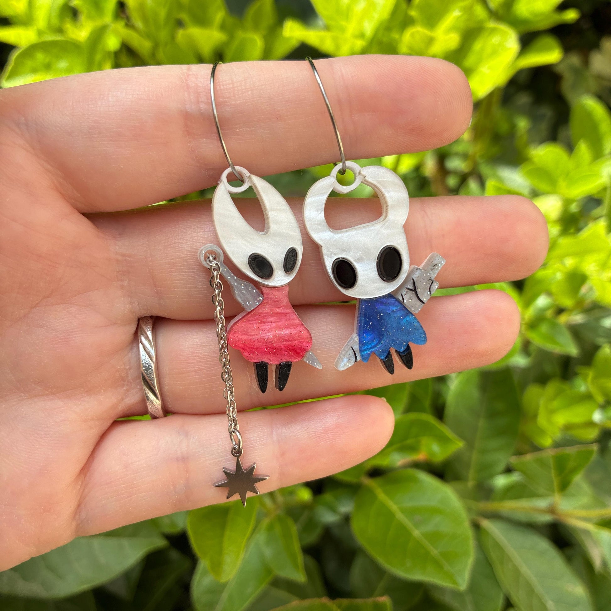 Pendientes fanart de Hollow y Hornet, montados y pintados a mano. Muy ligeros. Ideal para fans de Hollow Knight