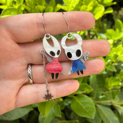 Pendientes fanart de Hollow y Hornet, montados y pintados a mano. Muy ligeros. Ideal para fans de Hollow Knight