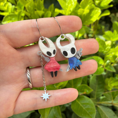 Pendientes fanart de Hollow y Hornet, montados y pintados a mano. Muy ligeros. Ideal para fans de Hollow Knight