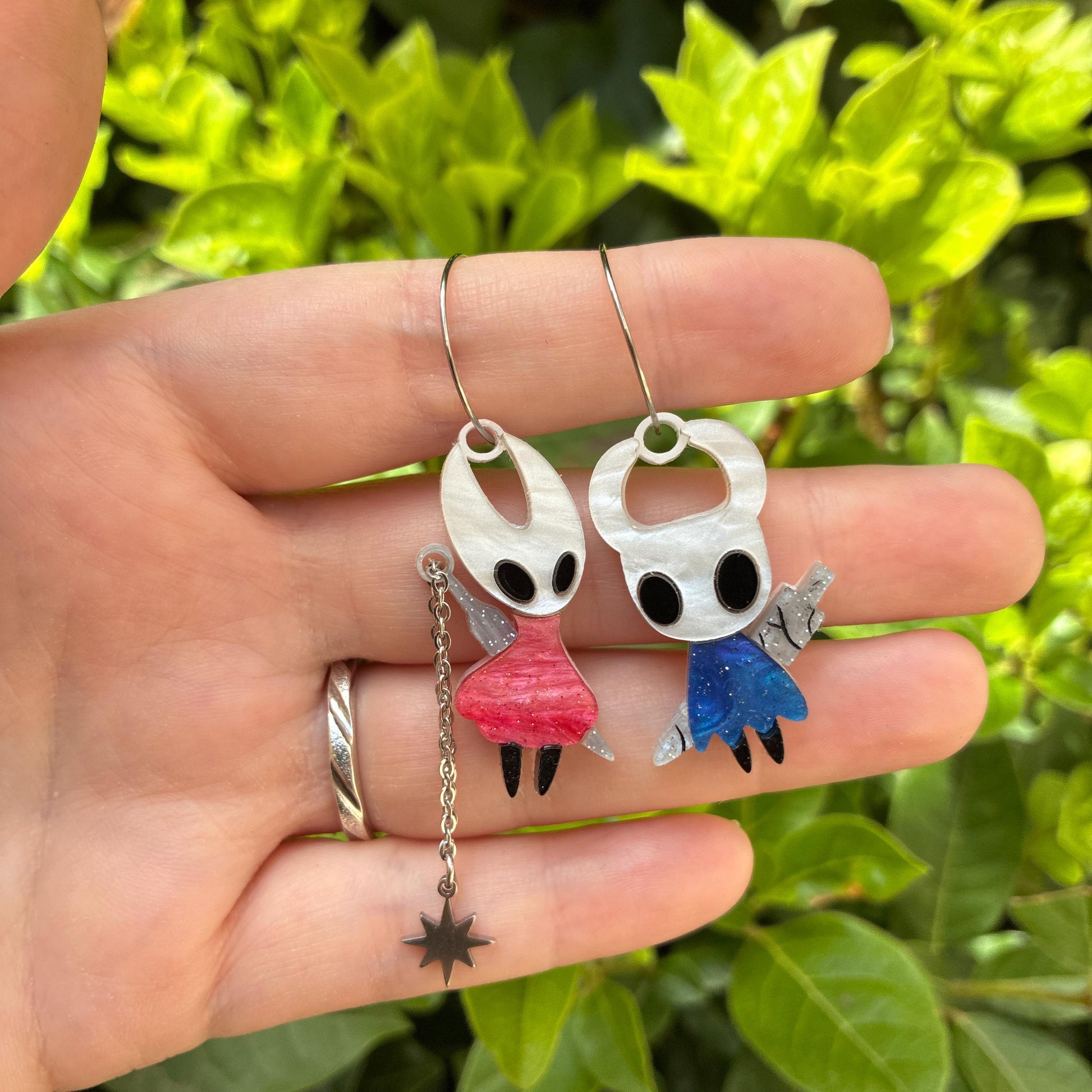 Pendientes fanart de Hollow y Hornet, montados y pintados a mano. Muy ligeros. Ideal para fans de Hollow Knight