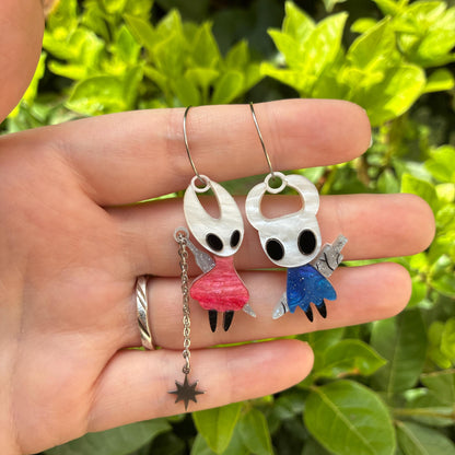 Pendientes fanart de Hollow y Hornet, montados y pintados a mano. Muy ligeros. Ideal para fans de Hollow Knight